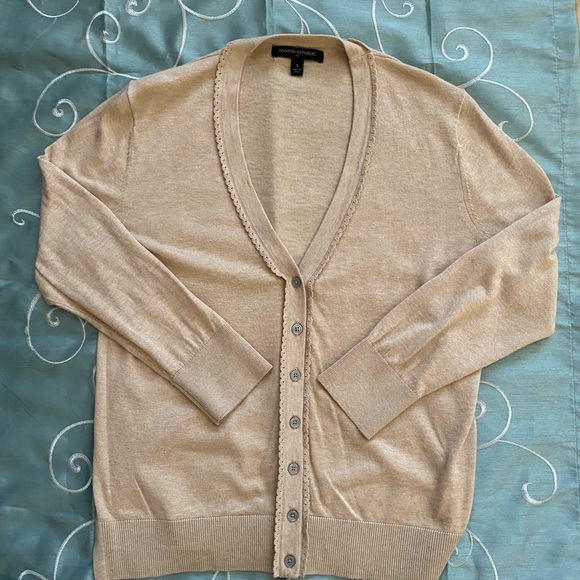 Banana Republic oatmeal colored V-neck cardigan size small w crochet trim - Picture 6 of 8